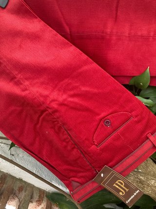 Pantalón de pana rojo con pinzas
