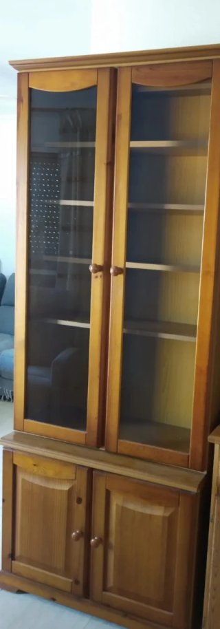 Vitrina de madera con puertas de cristal