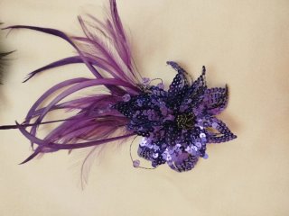 Tocado de Flor con Plumas y Lentejuelas