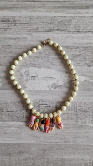 Collar con figuras de bañistas