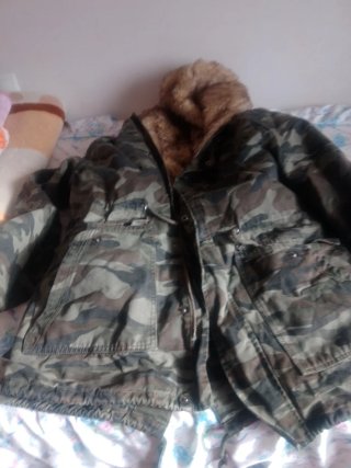 Abrigo Estampado Camuflaje con Pelo