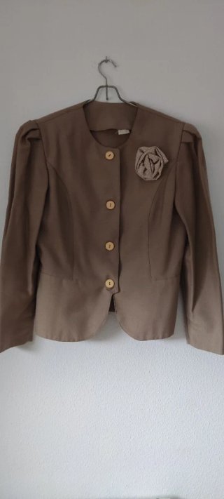 Traje de chaqueta y falda tostado