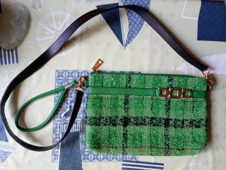 Bolso pequeño verde con estampado
