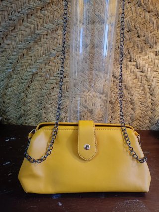 Bolso Amarillo con Cadena