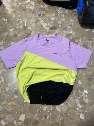 Camiseta Plug Bicolor Lila, Amarillo y Negro