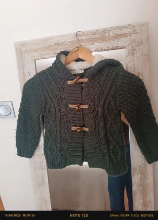 Rebeca de punto verde con capucha