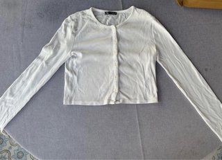 Camiseta blanca de manga larga con botones