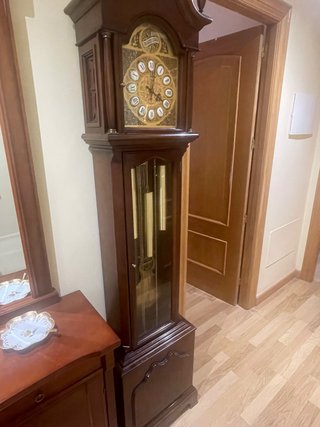 Reloj de pie antiguo de madera