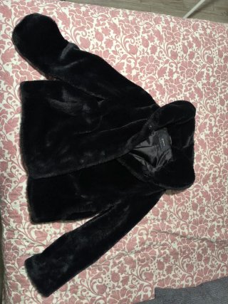 Chaqueta de pelo sintético negra Stradivarius