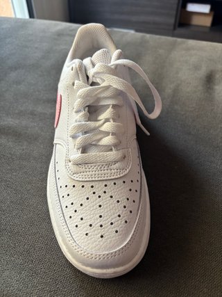 Zapatillas Nike Blancas con Logo Rosa