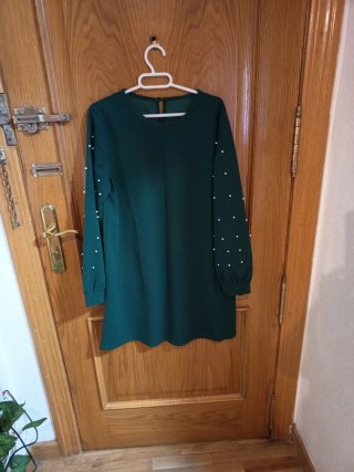 Vestido Verde con Perlas en Mangas