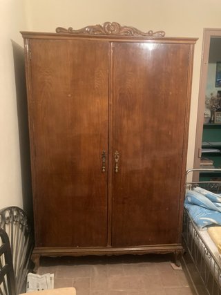 Armario de madera clásico