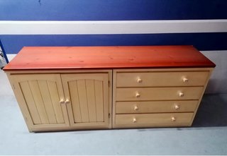 Mueble de Madera con Cajones y Puertas
