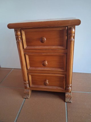 Mesita de Noche de Madera con 3 Cajones