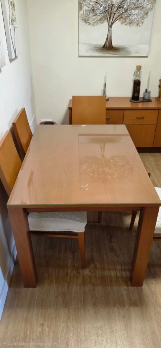 Mesa de comedor de madera con sobre de cristal