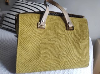 Bolso de piel figurando serpiente amarillo y beige