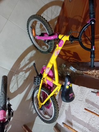 Bicicleta de niña B'Twin amarilla