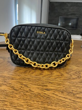 Bolso Furla Negro con Cadena Dorada