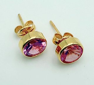 Pendiente de oro de 18k. Peso: 1.44 gr.