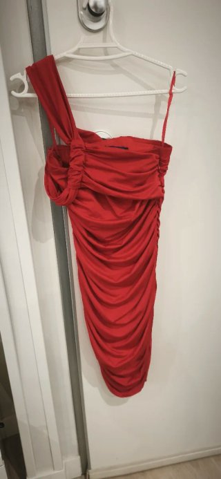 Vestido de fiesta rojo asimétrico