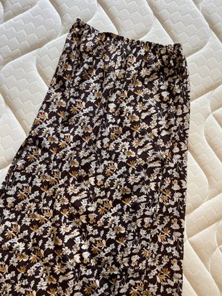 Falda larga marrón con estampado floral