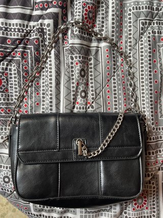 Bolso Negro con Cadena Plateada