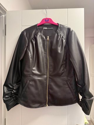 Cazadora Polipiel Negra Zara