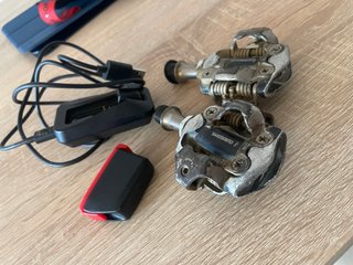 Cargador y bateria sram axs + pedales xt