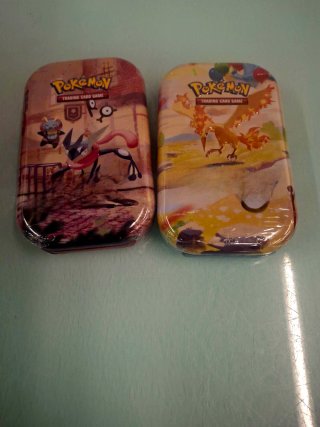 2 Latas de Cartas Pokémon