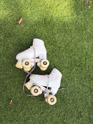 Patines de cuatro ruedas blancos