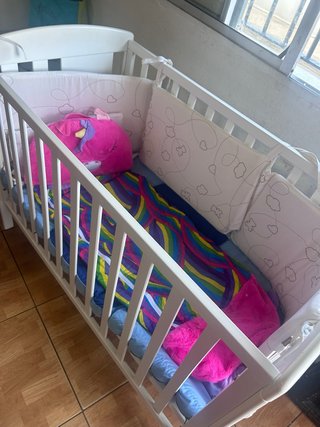 Cuna de bebé blanca vendo cuma de bebe con su mant