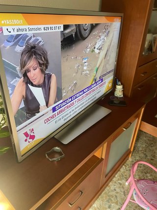 Televisión con base plateada