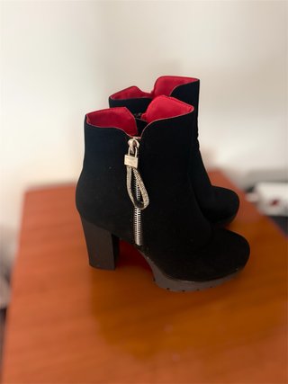 Botines Negros con Cremallera