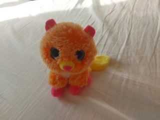 Peluche Naranja con Ojos Brillantes