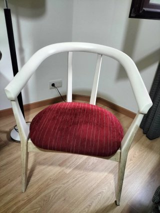 Dos sillas de madera con asiento tapizado