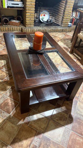 Mesa baja de madera y cristal