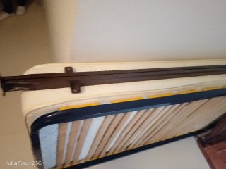 Cama individual de 90cm Incluye somier y cabeceros