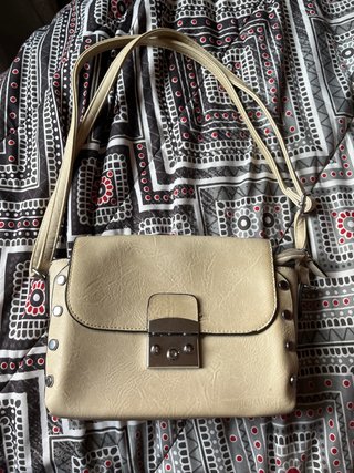 Bolso Beige con Detalles Metálicos
