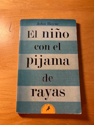 El niño con el pijama de rayas