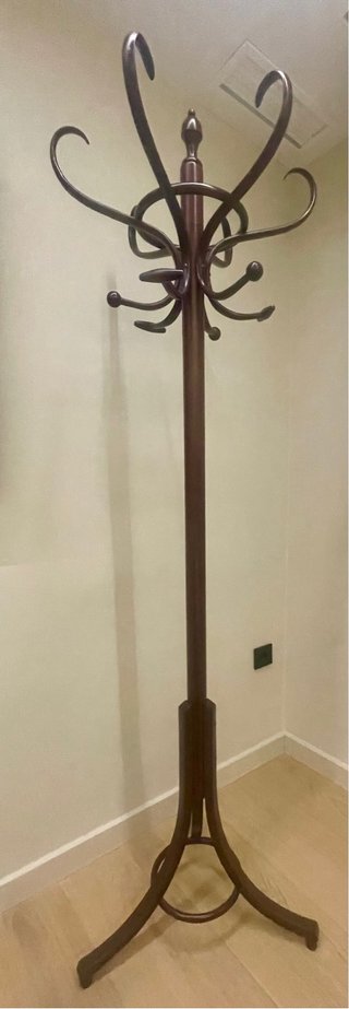 Perchero de Pie de Madera
