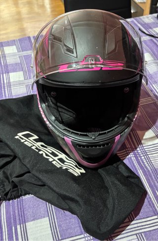 Casco de moto LS2 talla S con funda.