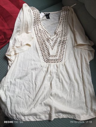 Camiseta H&M Beige con Tachuelas Talla M
