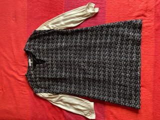 Vestido de invierno negro con mangas color crema