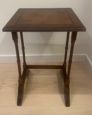 Mesa auxiliar de madera