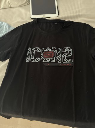 Camiseta Negra con Estampado ICON2