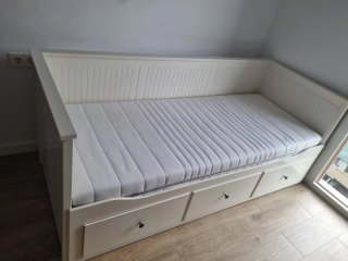 Diván HEMNES IKEA con 3 cajones y 2 colchones