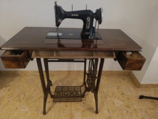 Máquina de coser antigua SIGMA con mueble