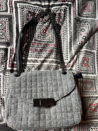 Bolso Acolchado Gris con Cadena