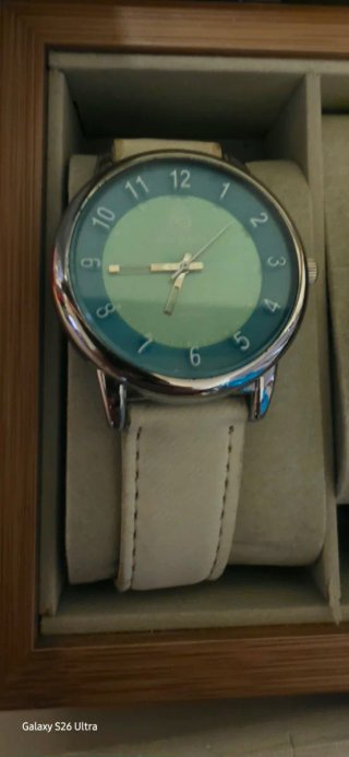 Reloj con esfera en tono azulado
