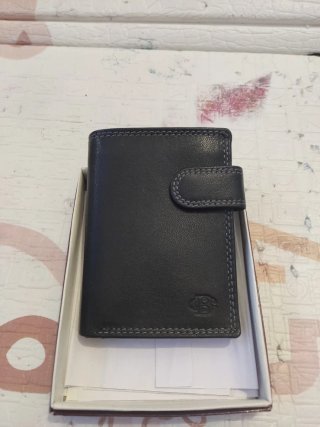 Cartera de piel negra